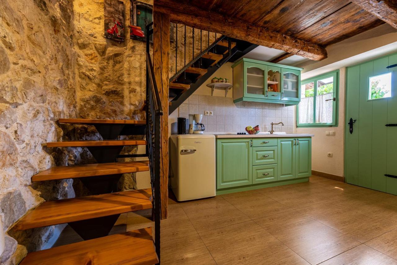Parona Holiday Home Vrbnik Esterno foto