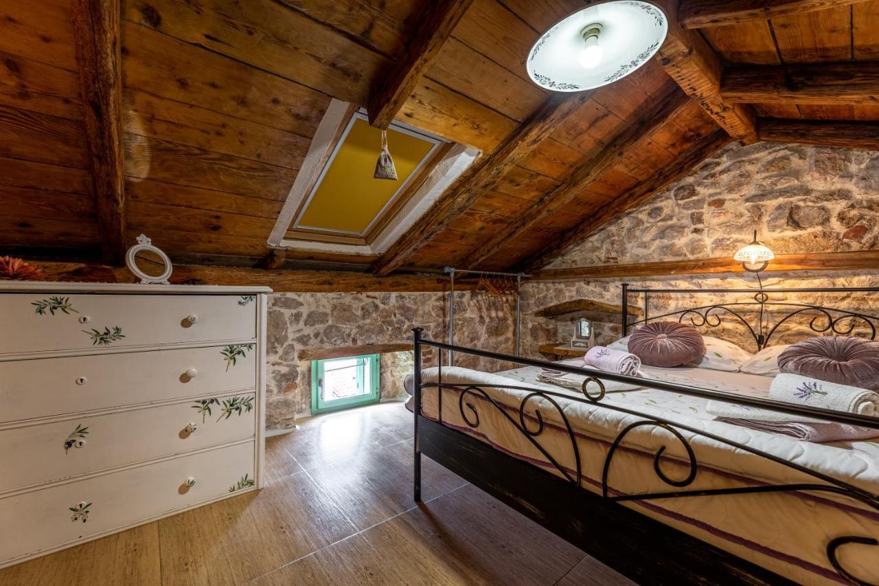 Parona Holiday Home Vrbnik Esterno foto