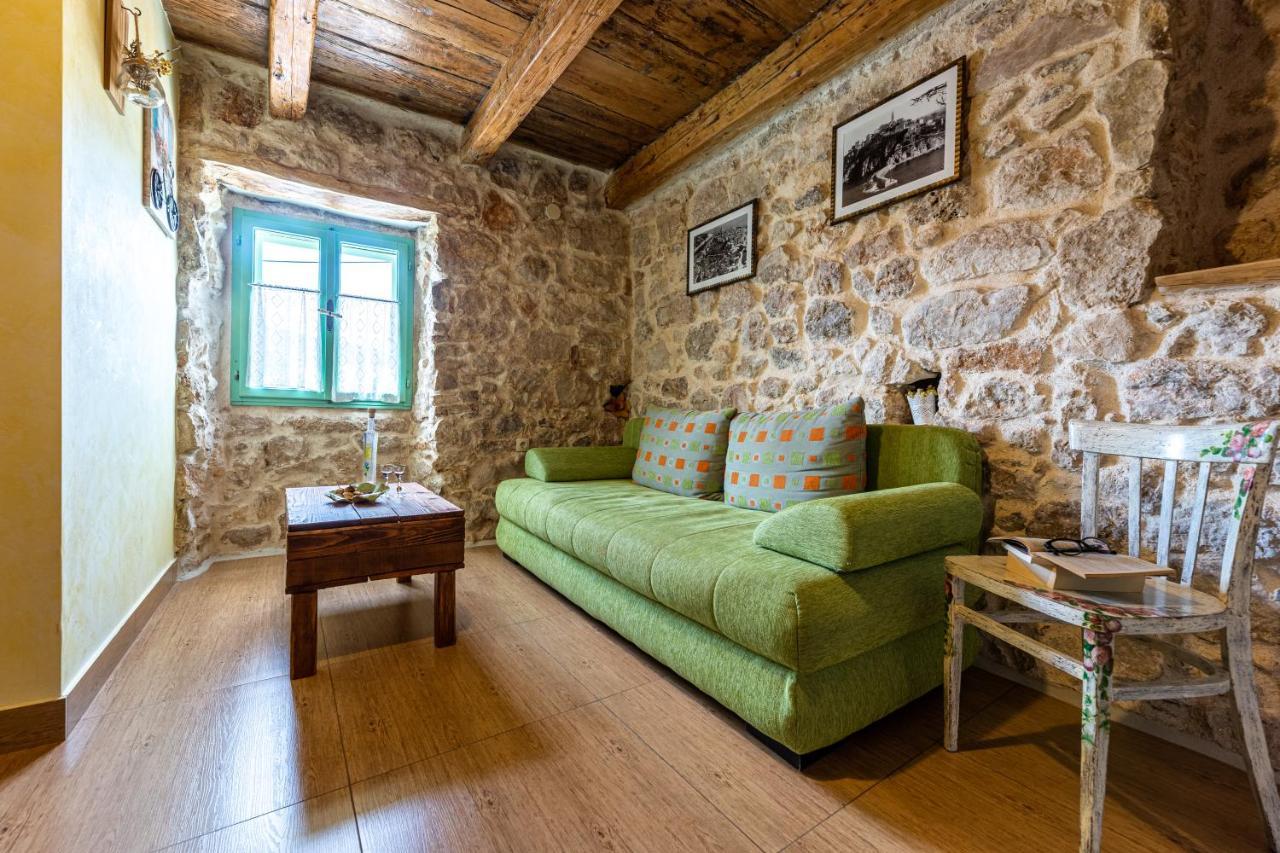 Parona Holiday Home Vrbnik Esterno foto