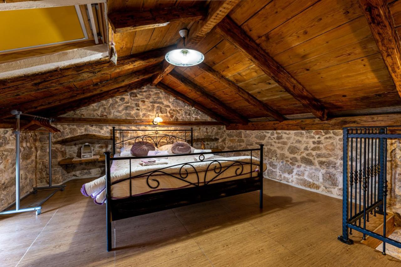 Parona Holiday Home Vrbnik Esterno foto