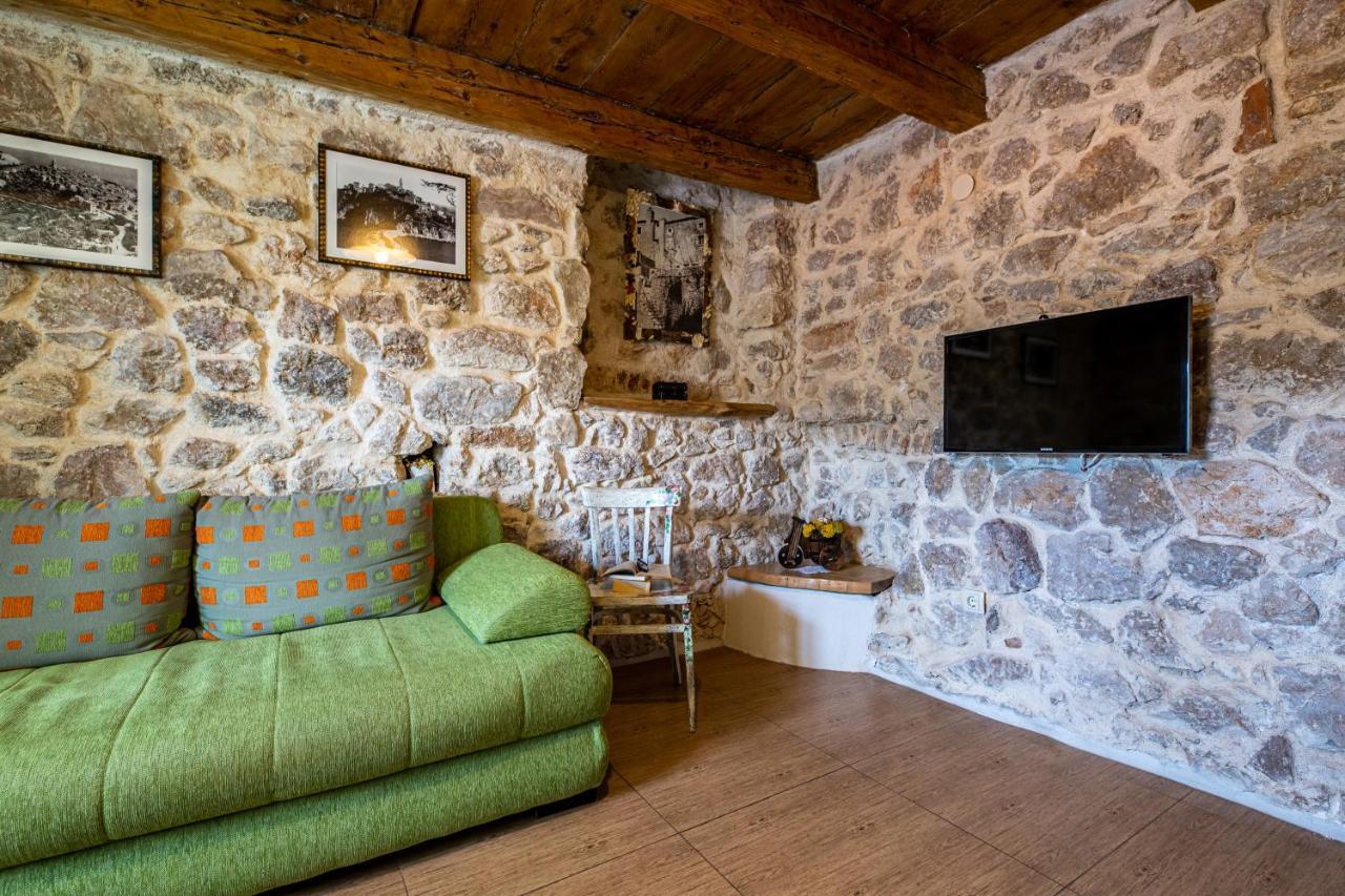 Parona Holiday Home Vrbnik Esterno foto