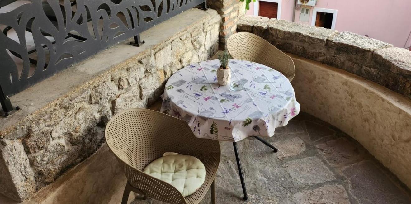 Parona Holiday Home Vrbnik Esterno foto
